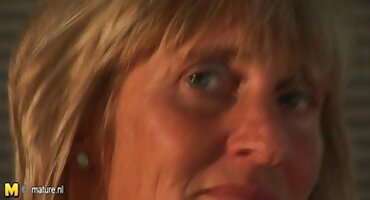 Tóc đỏ FinishMe hậu môn quái và âm hộ fingering. jav doi vo