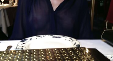 Silicone slut fucks với người yêu sem phim set của hàng xóm, trêu chọc tits tươi tốt của cô.