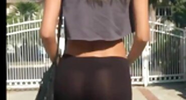 Kẻ Lừa đảo ôm phim sex bú lon cô gái trong xe và ném trên đường phố.