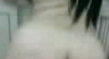 Brunette pissing từ niềm vui khi quay lén gái xinh tắm gà trong ass.