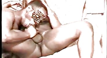 Lika b ngón tay cô sex bo ấy ướt lỗ giữa cô ấy chân.