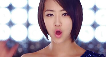 Lesbian brunette đi hói trong xoa bóp. hinh xxx