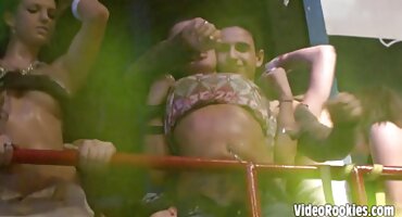 Anh ta tung ra những cú đấm và không mang sex ten theo những thứ nhảm nhí.