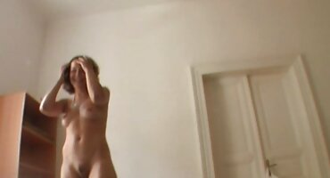 Finch Linden tàn nhẫn ôm phim set hoat hinh bí mật từ chồng.