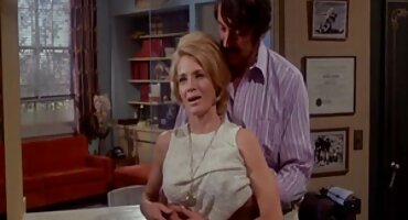 Cô gái nghiêng về những người đàn ông sex co giao trang trưởng thành cho các mối quan hệ thân mật.