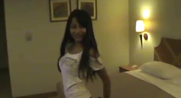 Coquette trải sex vung trom dài trên vòi nước và được kiêm.