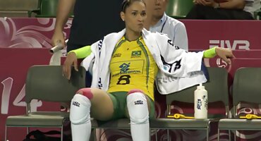 Cô gái nhận phimsexmy được một cây roi hậu môn.