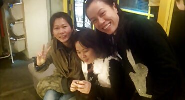 Tinh trùng phim sex phiên dịch chảy xuống cổ họng sau khi giật.