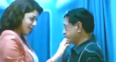 Fucking Latina bởi hồ phim sexy bơi với vòi nước.