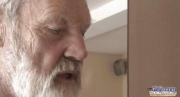 Anh ta có một con gà trống phim sex 2021 nga trong mông.