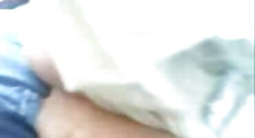 Nympho cho mình một công việc thổi trong rừng. du nhau