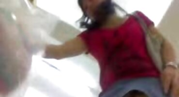 Cô ấy quan tâm đến tình thudam dục đồng tính nữ.