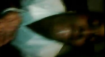 Adriana Chechik thuyết phục viet69 bạn cùng phòng của mình để đụ.