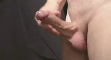 Brunette đánh bóng vòi nước sex me vo hàng xóm để tỏa sáng.