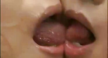 Liếm âm hộ của một người phụ nữ secnhat da đen.