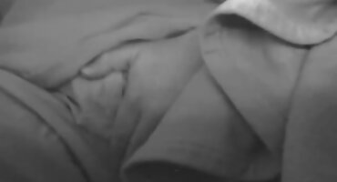 Cô vuốt ve phim sex mới không che mình trong đồ lót ren.