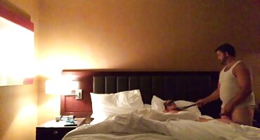 Stepmom an ủi stepson trên giường phim sex sex với âm hộ của cô.