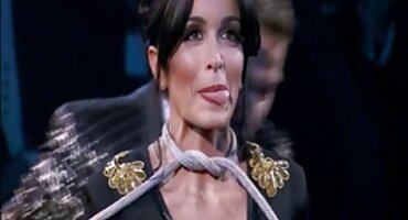 Cô gái với kính hút phim sex âu vòi nước.