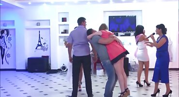 Busty đĩ thích nó. Cô làm sạch mông của mình với phim sex vú to một vòi nước.