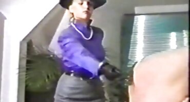 Anissa sexonline Kate hút một khách hàng.