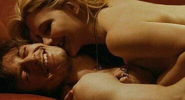 Đen làm sạch phụ nữ làm cho pim xes tình dục ăn mặc cho tiền.