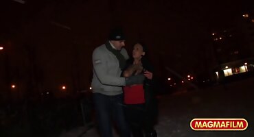 Brunette được kiêm trên ngực của cô. phim xec bo chong nang dau