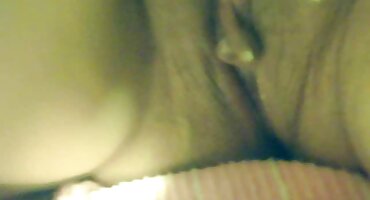 Curly phim sex đam mỹ Mulatto rơi vào miệng của vòi nước và hút.