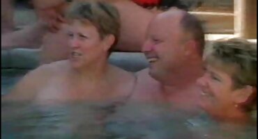 Trói một cô gái sex vip với bím tóc và fucked. Mẹ kiếp trong đít.