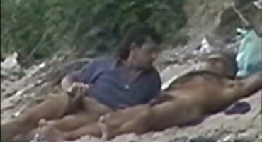 Cô sex heo gái séc có quan hệ tình dục với một chàng trai.