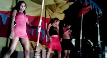 Brunette thủ dâm trước mặt phim sex ngoại tình người lái xe.