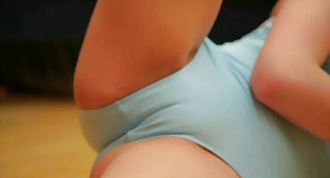 Người đàn ông đã sex lái máy bay bà già gửi bạn của mình đến bồn tắm nước nóng.