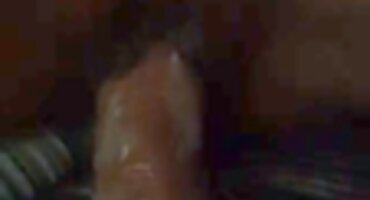 Brunette ngựa thủ dâm với pim xes máy rung.