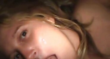 Anh chàng phá trinh fucks người lạ với vòi nước lớn.