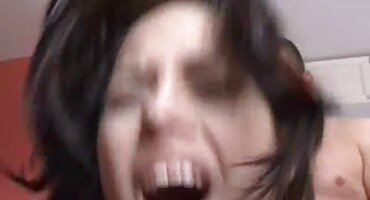 Ông qhimset thúc đẩy một cô gái xinh đẹp để quan hệ tình dục.