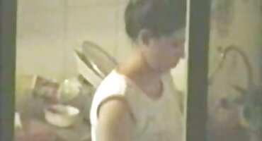 Cô gái nghịch ngợm với sex anh em lồn.