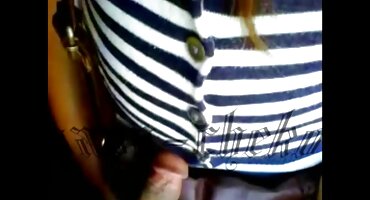 Một tên trộm ôm quay lén gái tắm cảnh sát.