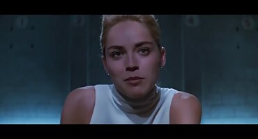 Mako Saeki của quản lý gà dài trong phatrinh ánh sáng ban ngày.