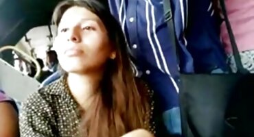 Brunette có phim sex co phu de một vòi hoa sen và masturbates.