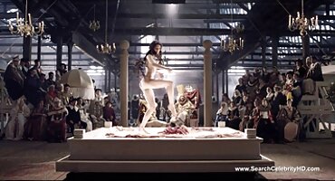 Cô gái phim hentai phủ nhận mình vô tội trong phòng tắm.