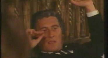 Cô phim sex đồng tính nữ ấy masturbates cô ấy âm đạo với máy rung.