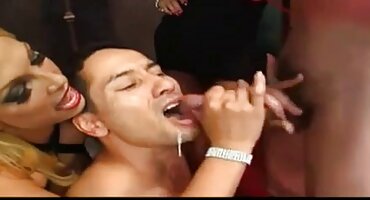 Cô gái được trao cho một phimsex 2020 người hàng xóm.