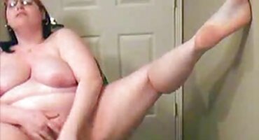 Người phụ nữ da đen busty đồi trụy thích tự chích vào vòi sex u80 nước của người đàn ông da trắng.