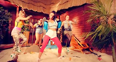 Cô liếm mông Của O GraEn phim sex người và thú Gra và lấy kiêm trong âm hộ của cô.