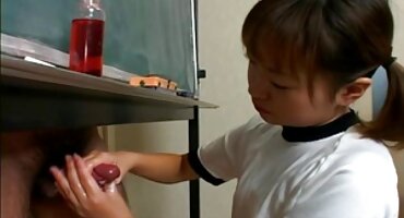 Cô xxx học sinh gái mặc quần áo trần truồng trên giường.