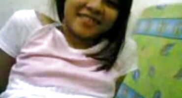 Fingering ở phía trước phim sex trên xe buýt của cô gái trong màu đỏ.