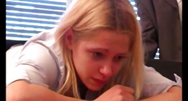 Cô gái trong xà cạp masturbates và hút vòi nước xxx hàn quốc lớn.