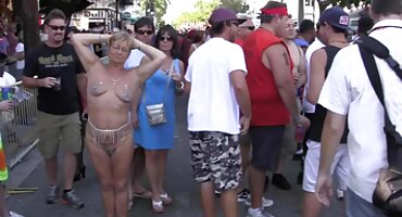 CorvAnder Corvus sex dâm fucks hai cô gái.