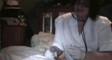 MILF nghiêng chàng trai trẻ để fuck. sex hoang thuy linh