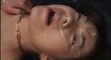 Chị gái fucked trên chiếc ghế dài. sex đồng tính