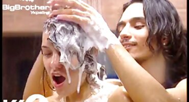 Santa Claus mang quà phim sex mup tặng, brunette cảm ơn anh ta với một công việc thổi.